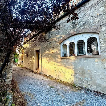 Апартаменты Large Duplex With Garden In Historic House