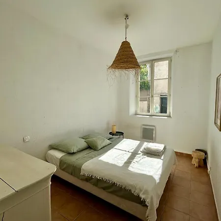 Апартаменты Large Duplex With Garden In Historic House