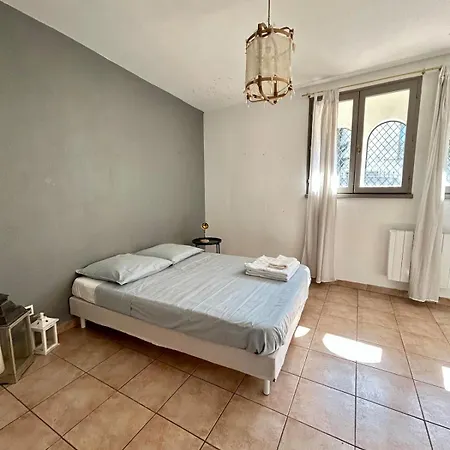 Large Duplex With Garden In Historic House