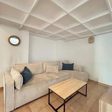 Апартаменты Large Duplex With Garden In Historic House Ле-Канне