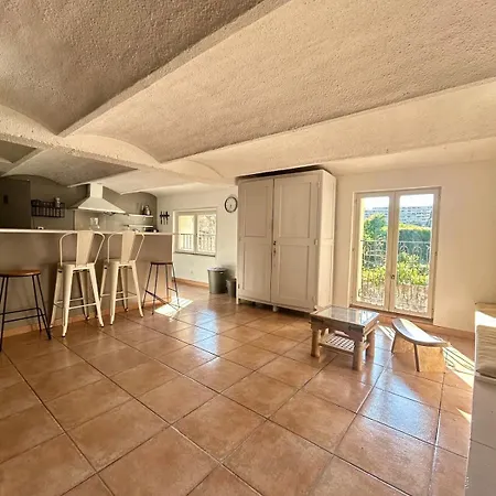 Large Duplex With Garden In Historic House